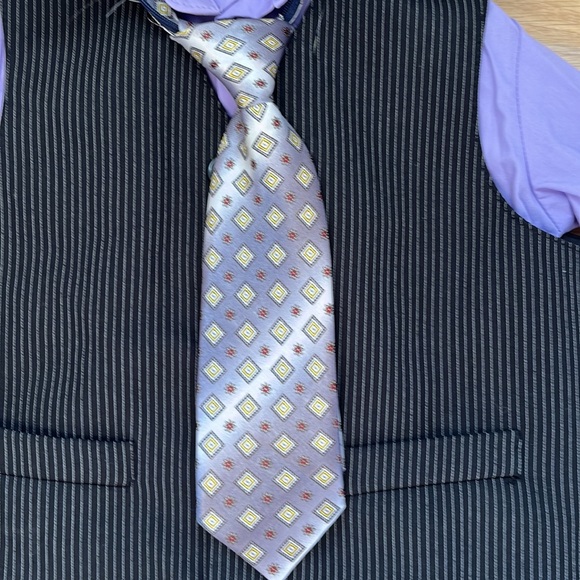 Boys 2T Rocawear suit set with tie and vest - Picture 5 of 7